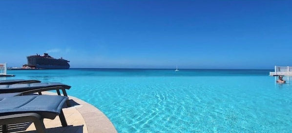 Una piscina infinita