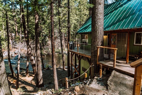 Riverfront! Pet-Friendly A-Frame Cabin - 25min to Sierra @ Tahoe