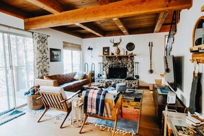 Smart TV, chimenea, reproductor de DVD y libros 