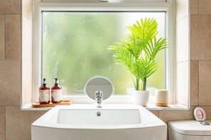 Serviettes fournies, savon, shampoing, papier toilette