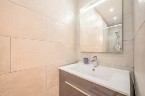 Shower, hair dryer, towels - GuestReady - Vibrant and Sunny in Mouraria (Lisbon)