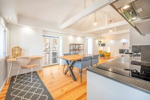 Dining - GuestReady - Vibrant and Sunny in Mouraria (Lisbon)