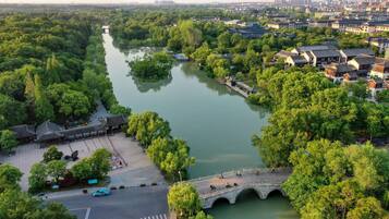 Une zone riveraine dotée d’une architecture traditionnelle, d’un pont et d’une promenade pavée.