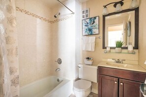 Toallas, jabón, shampoo, papel de baño 