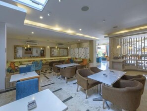 Dining - Stay In Double or Twin-bedroom In Seminyak (Bali)