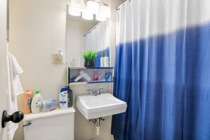 Kostenlose Toilettenartikel, Handtücher, Seife, Shampoo