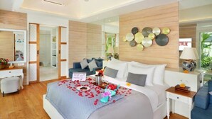 Un dormitorio moderno con una cama grande, una mesita de noche, un tocador y un espejo.