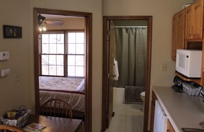 1 slaapkamer, een strijkplank/strijkijzer, gratis wifi, beddengoed