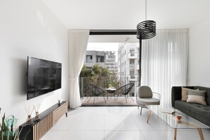 2 Bedroom Apartment (Allenby #15 St.) | Vardagsrum | 55-tums LCD-tv med digitalkanaler, tv och Netflix