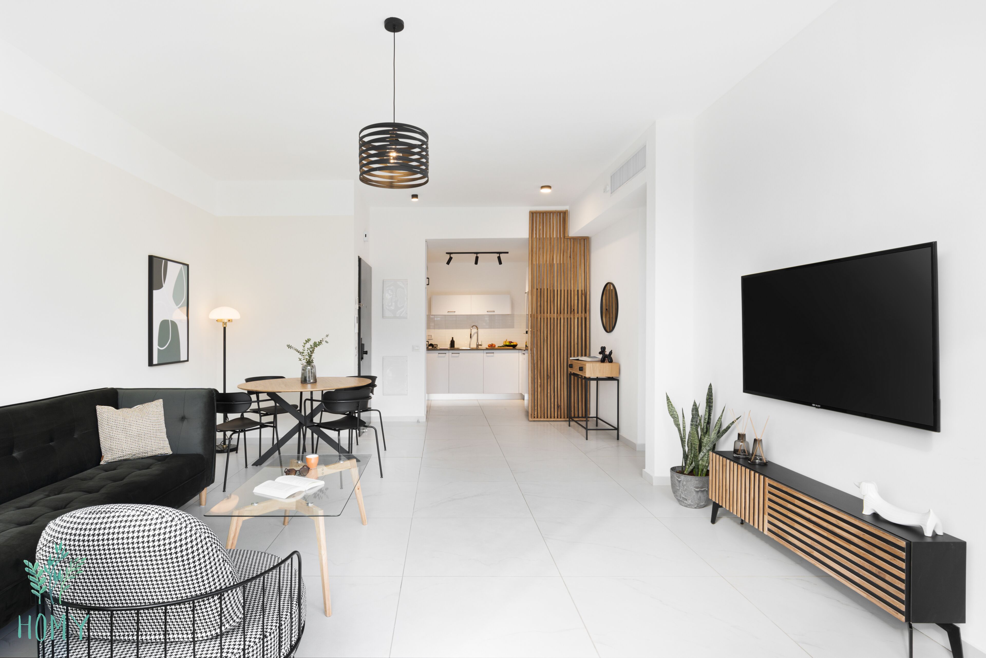 2 Bedroom Apartment (Allenby #15 St.) | Área de sala de estar | Televisión LCD de 55 pulgadas con canales digitales y televisión 