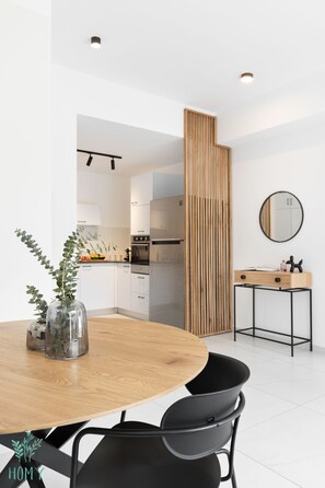 2 Bedroom Apartment (Allenby #15 St.) | 起居区 | 55-英寸液晶电视（配备数码频道）、电视、Netflix