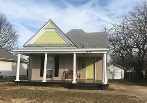 Exterior - Park Place Victorian charming delightful cozy home (Shawnee)