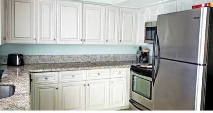 2bd,1.5ba waterfront- pool,parking,lake access