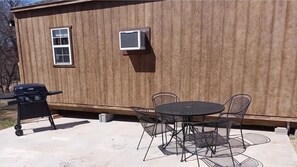 Outdoor dining - Huckleberry & Hucklebella Cabin (Shawnee)