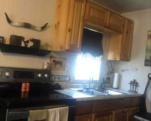 Private kitchen - Huckleberry & Hucklebella Cabin (Shawnee)