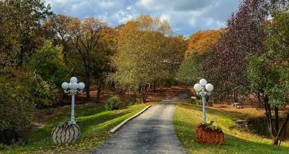 Huckleberry & Hucklebella Cabin