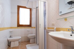 Dusche, Haartrockner, Bidet, Handtücher