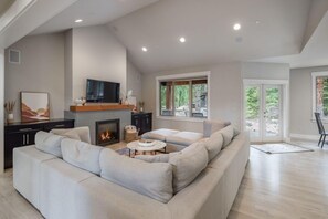 TV, foosball - Suncadia 3 Bdrm Pet Friendly Home with Game Room (Cle Elum)