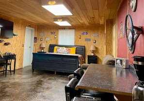 Interior - Ms Lizzie's Vintage Garage (Shawnee)