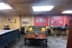Interior - Ms Lizzie's Vintage Garage (Shawnee)