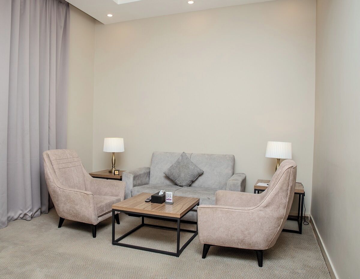 Flatscreentelevisie, een kantoor, een computerscherm en een printer