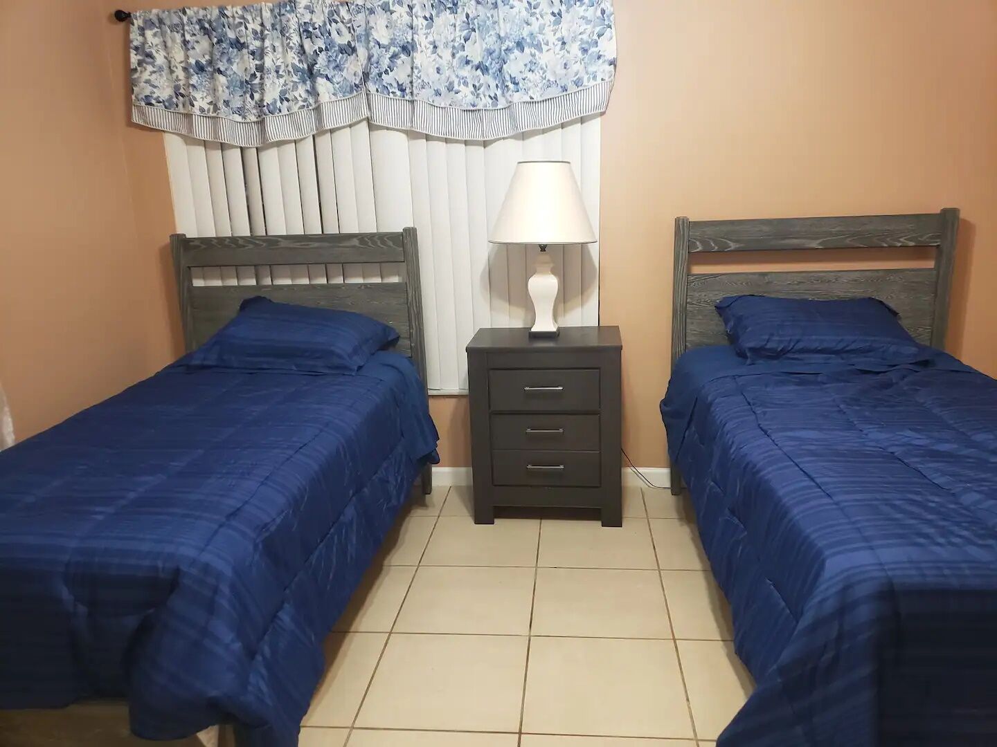 LakeView 3/2 Single Family Home up to 6 people