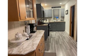 Fridge, microwave, oven, coffee/tea maker - Beautiful downstairs unit. (Manitowoc)