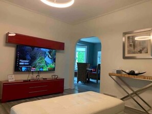 3 bedrooms, iron/ironing board, WiFi, bed sheets - Beautiful downstairs unit. (Manitowoc)