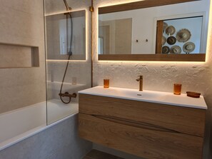 Douche, sèche-cheveux, serviettes fournies, savon