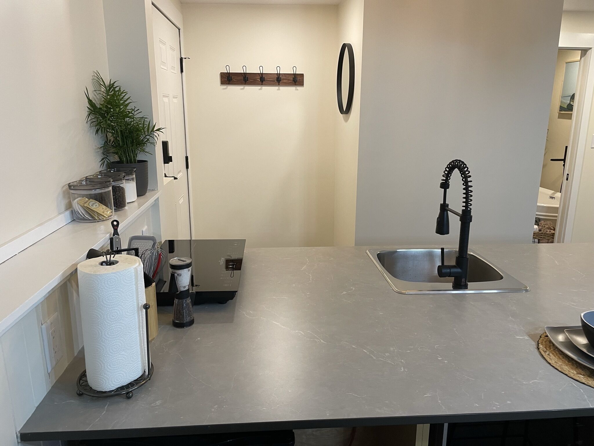 Bright and open 1 bedroom suite near the ocean