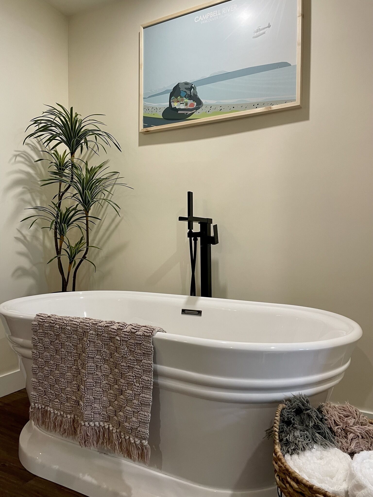 Bright and open 1 bedroom suite near the ocean