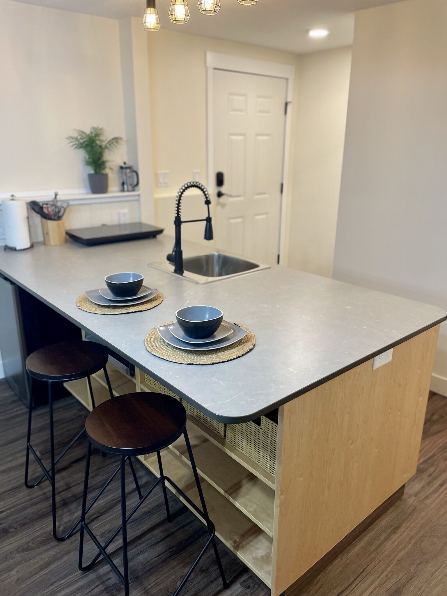 Bright and open 1 bedroom suite near the ocean