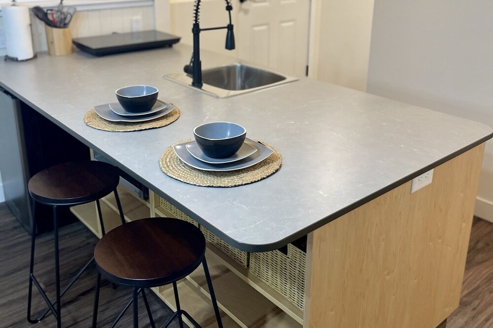 Bright and open 1 bedroom suite near the ocean