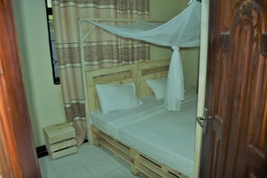 Caja de seguridad en la habitación y tabla de planchar con plancha