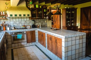 Kühlschrank, Mikrowelle, Herdplatte, Wasserkocher mit Kaffee-/Teezubehör