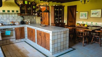 Refrigerador, microondas, parrilla de estufa y cafetera y tetera