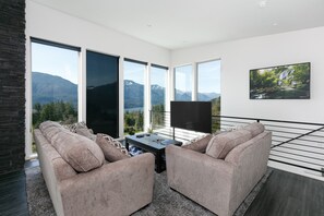 Smart TV, fireplace, DVD player, books - Epic Columbia River views * New Modern Home in the heart of the gorge. (Carson)