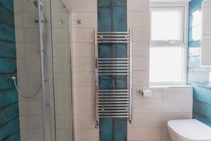 Habitación Deluxe con 1 cama matrimonial o 2 individuales | Baño | Regadera, regadera tipo lluvia, secadora de cabello, batas 