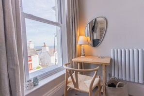 Literie de qualité supérieure, bureau, fer et planche à repasser