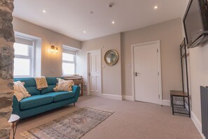 Habitación Deluxe con 1 cama matrimonial o 2 individuales | Área de sala de estar | Televisión de pantalla plana de 20 pulgadas con canales digitales 