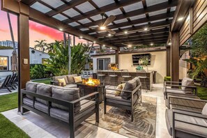 Outdoor dining - 50% off Las Olas Retr: HeatPool Family-Perfect (Fort Lauderdale)