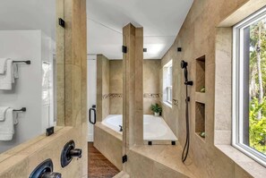 Badewanne, kostenlose Toilettenartikel
