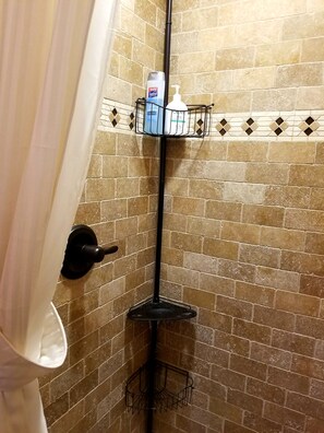 Een douche, handdoeken, zeep, shampoo