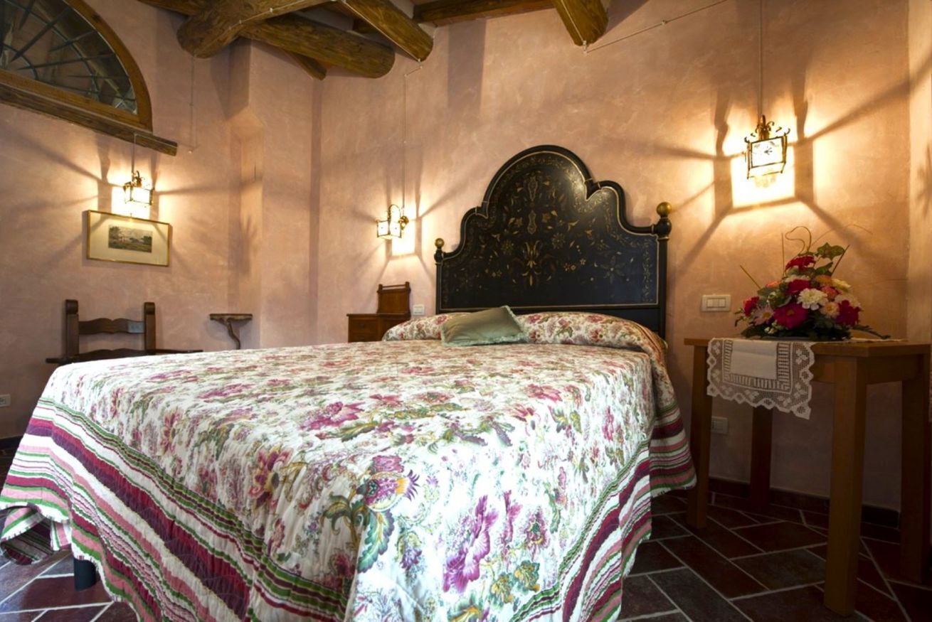 7 bedrooms, iron/ironing board, WiFi, bed sheets