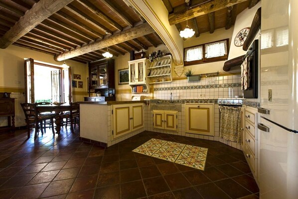 Frigorifero, microonde, forno, lavastoviglie