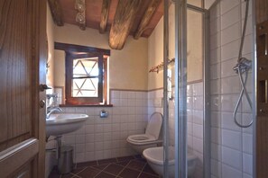 Bathtub, hair dryer, bidet, towels