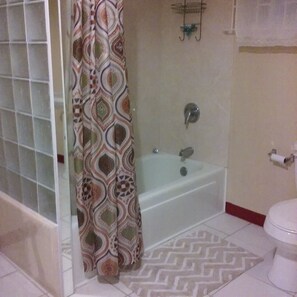 Comfort Room | Bathroom | Bathtub, towels