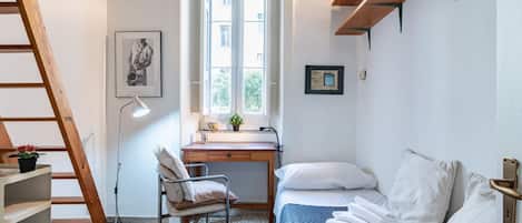 2 室のベッドルーム、デスク、アイロン / アイロン台、インターネット