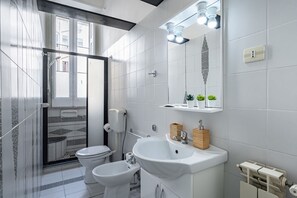 Dusche, Haartrockner, Bidet, Handtücher