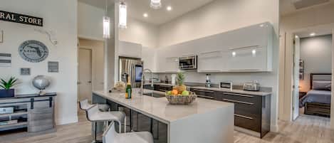 Kühlschrank, Mikrowelle, Ofen, Herdplatte